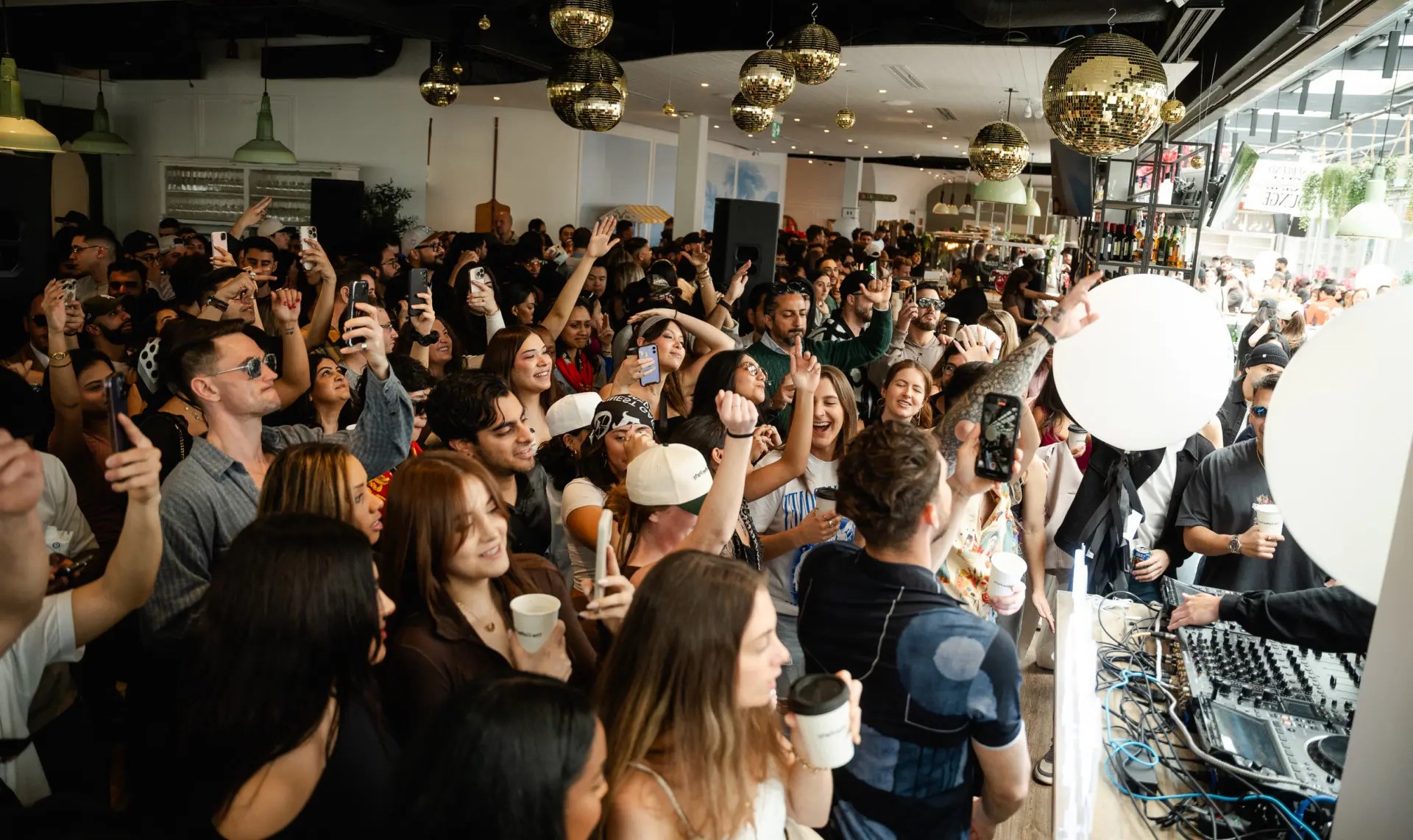 Coffee rave w Warszawie. Co to za trend i dlaczego coraz więcej osób tańczy rano przy kawie?